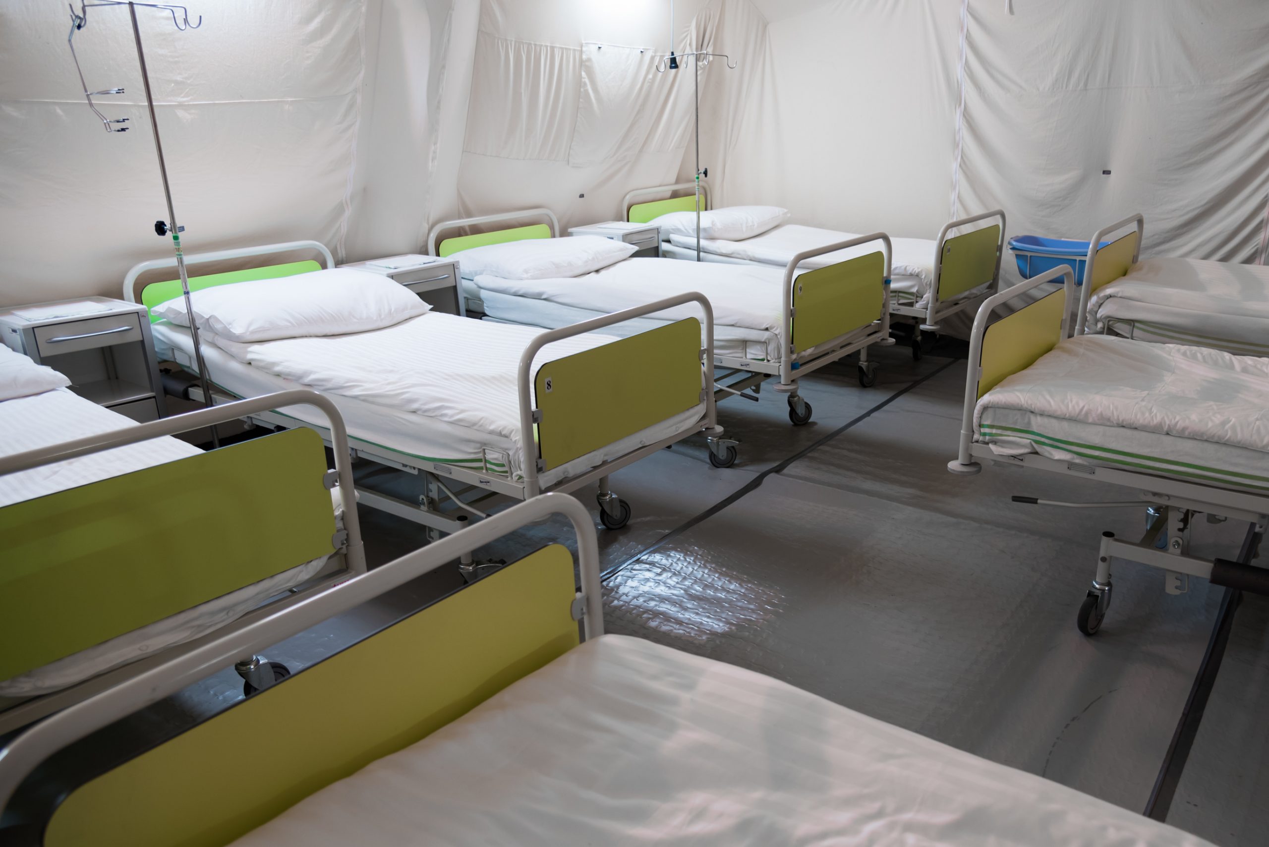 Подвижной госпиталь. Палатка в больнице. Шатер полевого госпиталя. Четырехместная палатка в больнице. Военный госпиталь с двухэтажными кроватями.